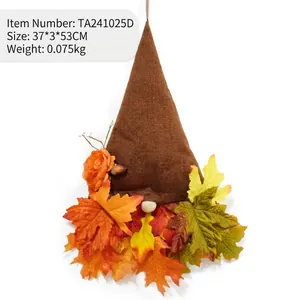 Detailweergave van herfst kabouter deurhanger met esdoornbladeren, maat 37x3x53cm
