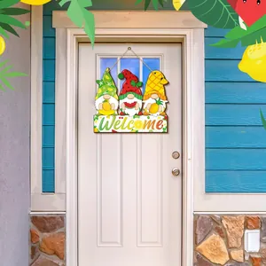 Kleurrijk zomer kabouter welkom bord hangend aan een voordeur voor tuin decoratie