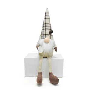 Vue détaillée du gnome en peluche avec tasse à café et chapeau écossais sur bloc