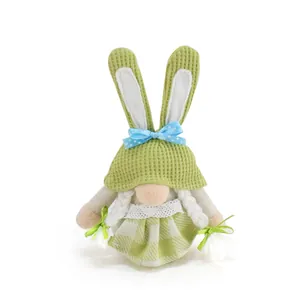 Detailansicht eines grünen Osterhasen-Gnomes mit weißen Zöpfen und blauer Schleife