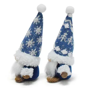 Dos gnomos de Navidad azules con gorros de punto con copos de nieve y barbas blancas