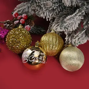 Assortiment de boules de Noël dorées avec diverses textures sur fond rouge festif