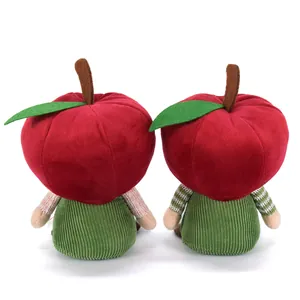 Vue arrière de deux gnomes en peluche avec de grosses têtes de pommes rouges détaillées.