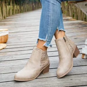Beige western enkellaarzen met lasergesneden bloemendetails en stevige blokhak