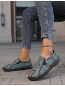 Mocasines casuales de cuero cosidos a mano con detalle de cremallera y suela plana suave.