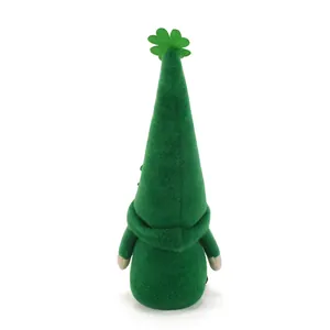 Vue arrière détaillée d'un gnome de la Saint-Patrick en peluche verte avec trèfle
