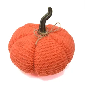 Detail eines großen orangefarbenen Strickkürbis-Dekors für das Erntedankfest.