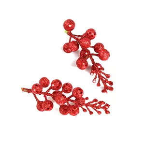 Gros plan de baies rouges artificielles avec paillettes rouges pour déco de Noël