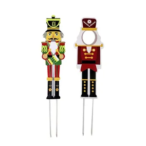 Vue détaillée de deux piquets de jardin en métal soldat casse-noisette de Noël