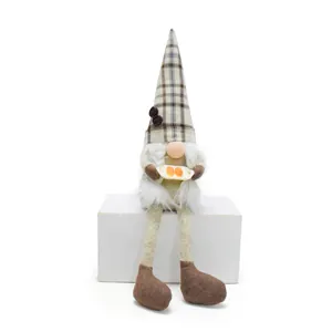 Détail d'un gnome en peluche au thème café avec de longues jambes tenant un plat à dessert