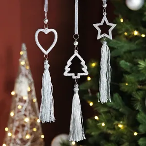 Set van 3 witte glitter kerstornamenten met hart-, ster- en boomvormen en lange kwastjes