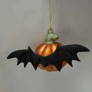 Decorazione di Halloween da appendere con zucca arancione e ali di pipistrello nere