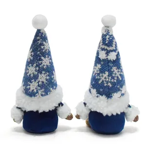 Detalle de gnomos navideños azules con gorros de punto de nieve y textura de piel