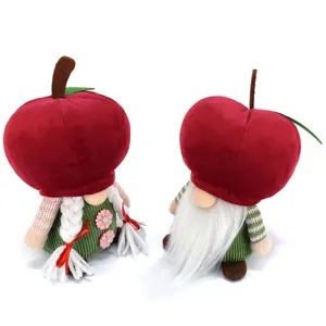 Vue détaillée de deux gnomes de Noël en forme de pomme vus de dos avec barbe.