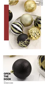 Detailweergave van 16 stuks zwart en goud gedecoreerde kerstballen voor de boom
