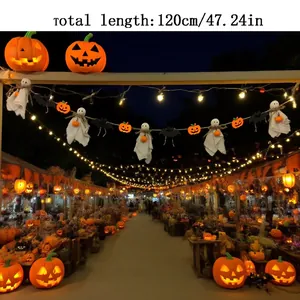 Vue détaillée de la guirlande d'Halloween avec fantômes et citrouilles