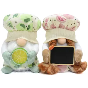 Vue détaillée de deux poupées gnomes en peluche sur le thème du citron d'été avec tableau