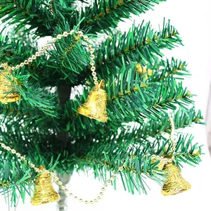 Adornos dorados para el árbol de Navidad con campanas florales grabadas y cadenas de perlas