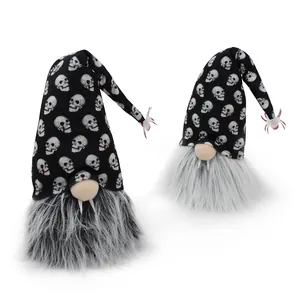 Dettaglio di gnomi vampiri di Halloween con cappelli a teschio e barbe in finta pelliccia grigia