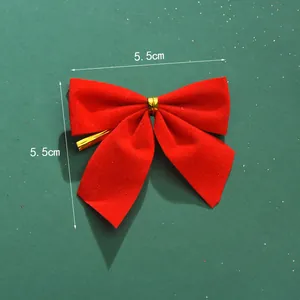 Nahaufnahme einer 5,5 cm roten Samt-Weihnachtsschleife für Baumschmuck und Partyatmosphäre