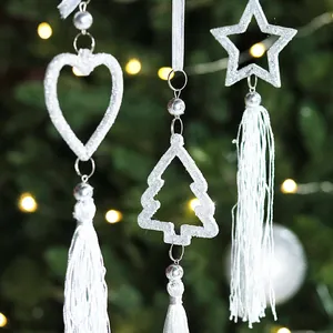 Elegante wit glinsterende acryl kerstboomhangers met lange witte zijden kwastjes