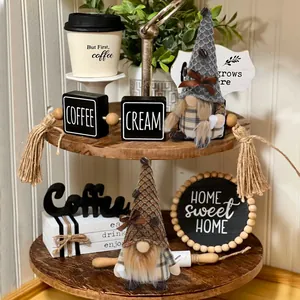 Vista detallada de gnomos de peluche con tema de café en una bandeja de madera de dos niveles