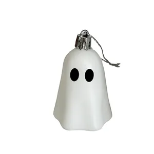 Vue détaillée d'un ornement de fantôme en plastique blanc pour décoration Halloween