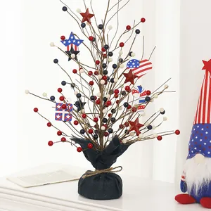 Arbre décoratif du Jour de l'Indépendance avec baies et ornements drapeau américain