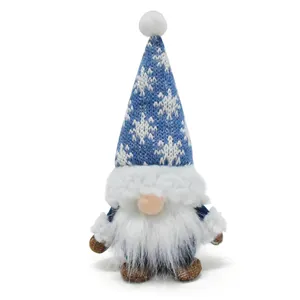 Gnomo navideño azul con gorro de copos de nieve y larga barba blanca de peluche