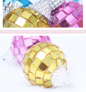 Gros plan montrant la surface réfléchissante d'une boule de Noël miroir disco colorée de 3 cm