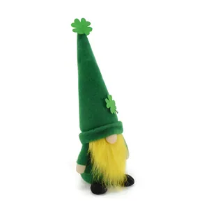 Détail rapproché d'un gnome de la Saint-Patrick avec des trèfles et une barbe jaune touffue.