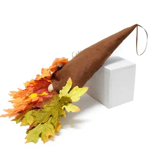 Detailweergave van een herfstkabouter met kleurrijke esdoornbladeren en rustieke hoed