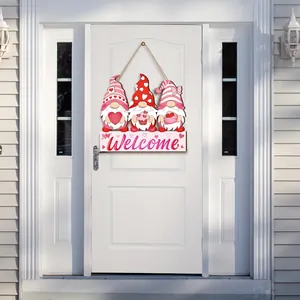 Leuk welkomstbord met drie kabouters hangend aan een witte voordeur voor huisdecoratie