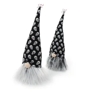 Dettaglio dei gnomi vampiri di Halloween con cappelli a teschio e barbe di pelliccia