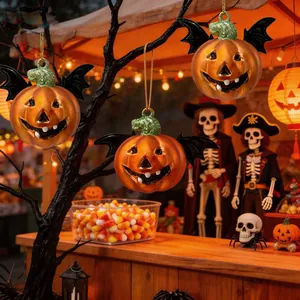 Decorazioni appese a forma di zucca e pipistrello di Halloween in una scena di festa.