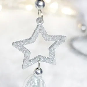 Fonkelende witte acryl ster kerstboomversiering met een elegant zilveren kwastdetail