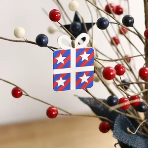 Décoration en bois de l'Indépendance avec branches de baies rouges blanches bleues
