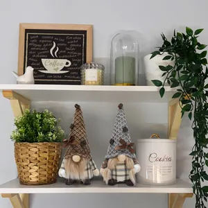 Gnomos de peluche con temática de café en un estante para una acogedora decoración del hogar