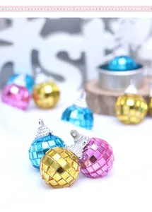Détail de petites boules à facettes colorées pour la décoration du sapin de Noël