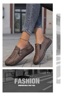 Detalle de mocasines de cuero marrón con costuras manuales y cremallera lateral funcional