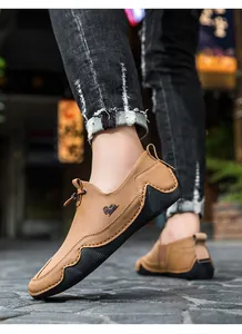 Dettaglio del profilo laterale di scarpe casual kaki con suola decorativa in gomma nera