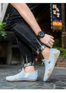 Dettaglio della texture in denim celeste di questi mocassini casual da uomo oggi