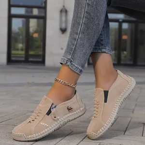 Mocasines casuales cosidos a mano en ante beige con cremallera y suela plana