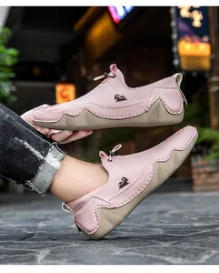 Scarpe casual rosa traspiranti senza lacci con cuciture decorative e suola in gomma marrone.