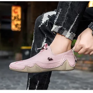Dettaglio di mocassini in pelle rosa traspiranti per uomo e donna su sfondo stradale.