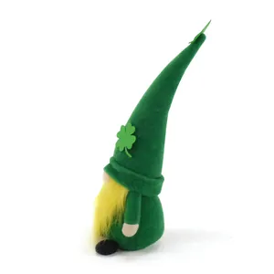 Vue latérale détaillée d'un gnome vert de la Saint-Patrick avec trèfle en feutre