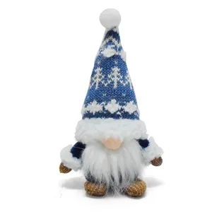 Primer plano detallado de un gnomo de Navidad azul con gorro de punto y diseño de copos