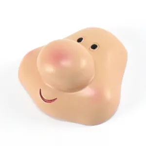 Vista dettagliata di un accessorio per il viso di una bambola in resina con naso rosa.