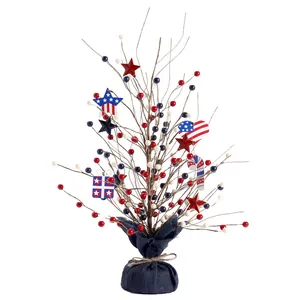 Arbre décoratif festif du Jour de l'Indépendance avec ornements de drapeau américain