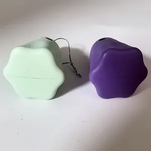 Gros plan sur des décorations de fantômes en plastique vert menthe et violet pour Halloween